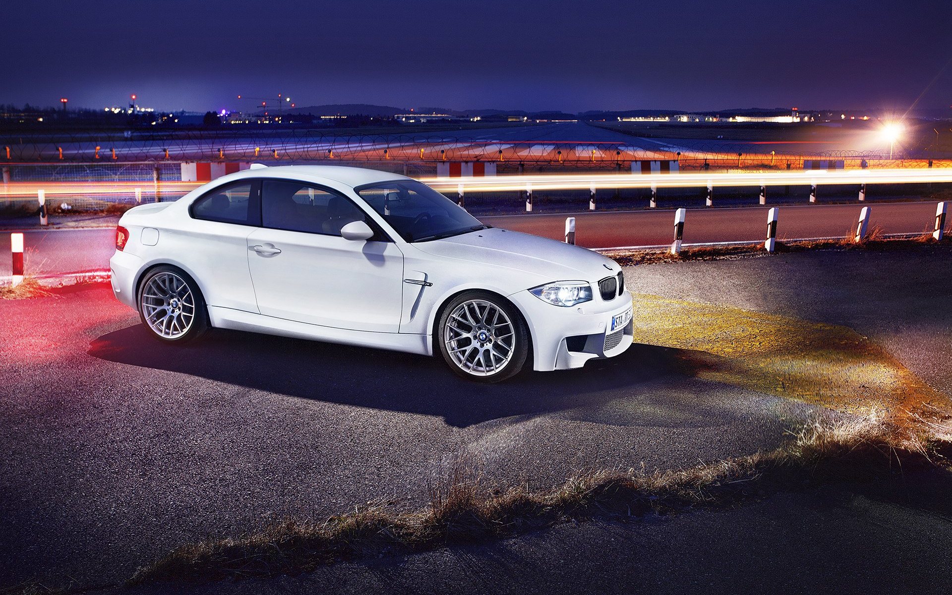 Яркие огни вокруг белого BMW 1 series